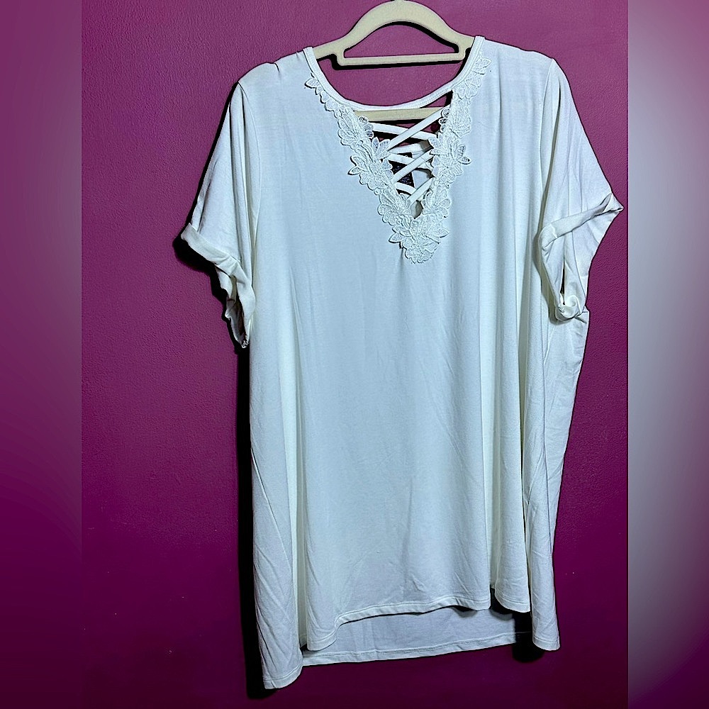💙 Torrid Super Soft White Lattice V Neck Tee NWoT